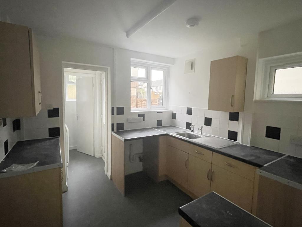 Lot: 36 - SEMI-DETACHED HOUSE FOR IMPROVEMENT - kitchen in house for improvement